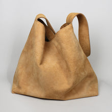 Lade das Bild in den Galerie-Viewer, Großer Slouchy Bag - hellbraunes Wildleder
