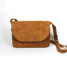 Lade das Bild in den Galerie-Viewer, Handtasche im Querformat - Cognac Wildleder
