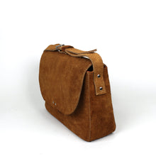 Lade das Bild in den Galerie-Viewer, Handtasche im Querformat - Cognac Wildleder
