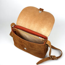 Lade das Bild in den Galerie-Viewer, Handtasche im Querformat - Cognac Wildleder
