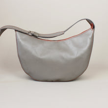 Lade das Bild in den Galerie-Viewer, Halbmondtasche - silbergrau
