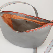 Lade das Bild in den Galerie-Viewer, Halbmondtasche - silbergrau
