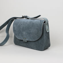 Lade das Bild in den Galerie-Viewer, Handtasche im Querformat - Schilf Wildleder
