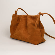 Lade das Bild in den Galerie-Viewer, Pochon - Cognac Wildleder
