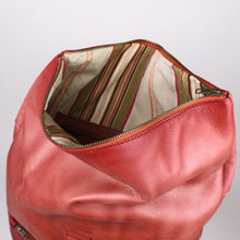 Lade das Bild in den Galerie-Viewer, Rolltop Rucksack L- Rottöne
