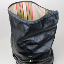 Lade das Bild in den Galerie-Viewer, Rolltop Rucksack M - Schwarz
