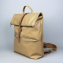 Lade das Bild in den Galerie-Viewer, Rolltop Rucksack M - Butter
