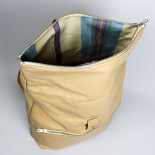 Lade das Bild in den Galerie-Viewer, Rolltop Rucksack M - Butter
