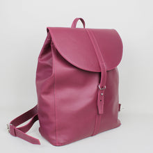 Lade das Bild in den Galerie-Viewer, Klassischer Rucksack M mit runder Klappe - Bordeaux
