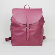 Lade das Bild in den Galerie-Viewer, Klassischer Rucksack M mit runder Klappe - Bordeaux
